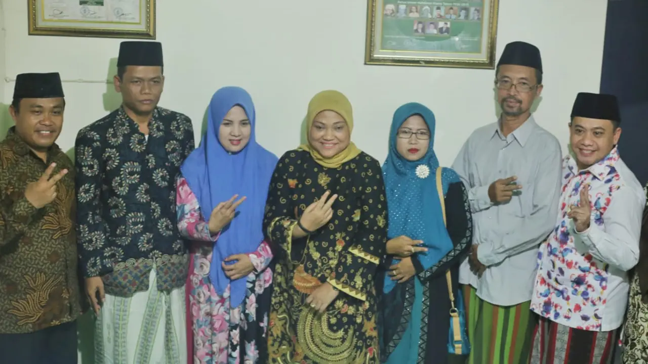 Ida Fauziah bersilaturahmi dengan Pengasuh Ponpes al Mubarok, KH Zakaria Anshor (Tim Media Ida Fauziah)
