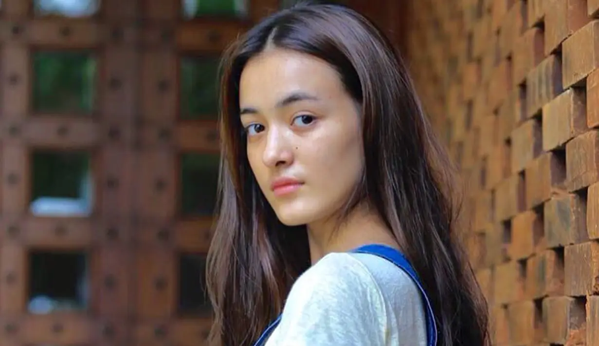 Mawar Eva de Jongh yang lahir pada 26 September 2001 ini kerap tampil dengan makeup natural tapi masih tampak anggun. . (Liputan6.com/IG/@mawar_eva)