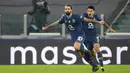 Pemain Porto Sergio Oliveira (kiri) merayakan dengan Luis Diaz usai mencetak gol ke gawang Juventus pada pertandingan leg kedua babak 16 besar Liga Champions di Turin, Italia, Selasa (9 /3/2021). Juventus menang 3-2, namun harus tersingkir dari Liga Champions. (AP Photo/Luca Bruno)