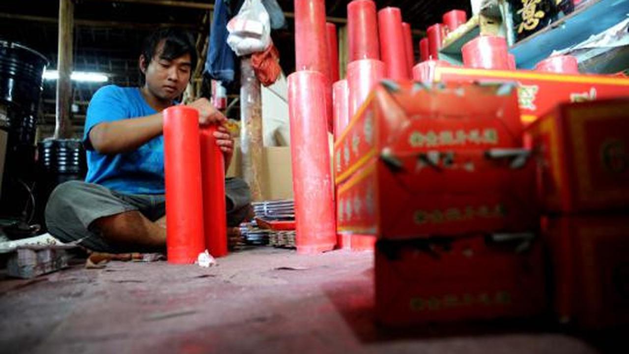 Menyambut Imlek, perajin lilin &amp; hio kebanjiran order