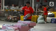 Pekerja menyortir paket yang akan dikirim ke berbagai kota di Mega Hub Lion Parcel, Kota Tangerang, Banten, Rabu (18/12/2024). (Liputan6.com/Angga Yuniar)