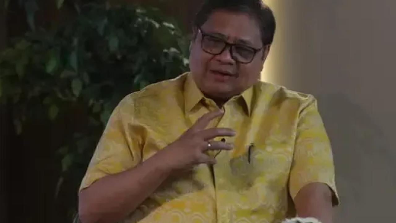 Kehadiran Airlangga merupakan pemeriksaan perdana dalam kasus tindak pidana korupsi pemberian fasilitas ekspor Crude Palm Oil (CPO) dan turunannya di industri kelapa sawit.