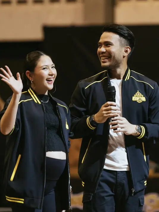 Tampil sporty, Jessica Milla tampak fresh berbalut jaket baseball hitam. [Foto: Instagram/ Jessica Mila]