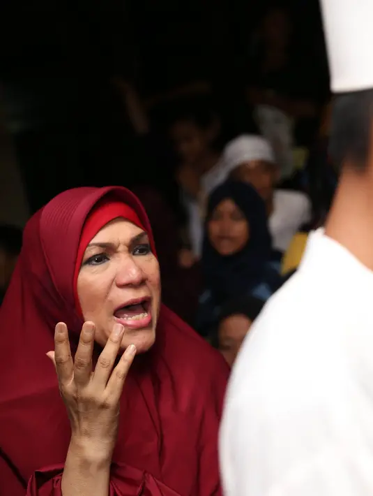 Gaya Dorce saat mengirimkan doa untuk Olga Syahputra (Foto: Muhammad Akrom Sukarya)