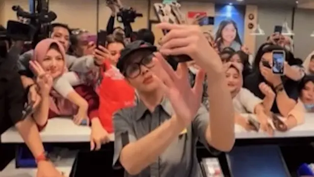 Aksi Bunda Corla bekerja di McDonald's Jakarta