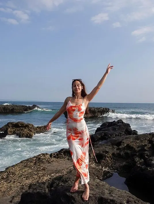Selain anggun, slip dress menjadi outfit yang ringan dan simpel untuk beraktivitas di pantai. (Instagram/pevpearce).
