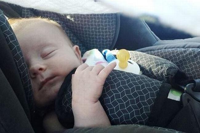 Membiarkan bayi tidur di jok mobil bisa berakibat fatal | Photo: Copyright mirror.co.uk