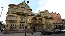 Pejalan kaki berjalan melewati pub Philharmonic Dining Rooms di Liverpool, Inggris pada 11 Februari 2020. Tempat nongkrong favorit anggota The Beatles ini mendapat status cagar budaya Grade I dari pemerintah Inggris. (Paul ELLIS / AFP)