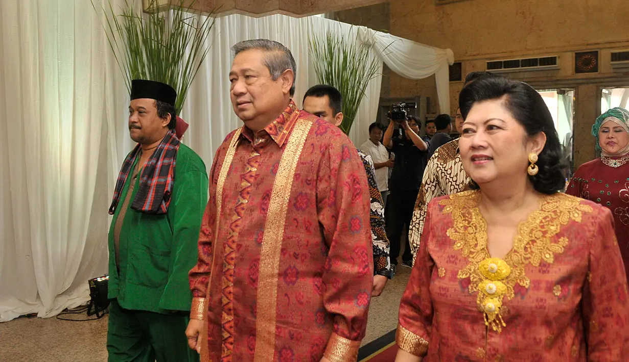 Hajatan pasangan selebriti ini juga melibatkan beberapa selebriti diantaranya, Raffi Ahmad, Uya Kuya, Ibnu Jamil, Vicky PRasetyo, Julia Perez, Zee Zee Shahab dan Vega Darwanti. (Nurwahyunan/Bintang.com)