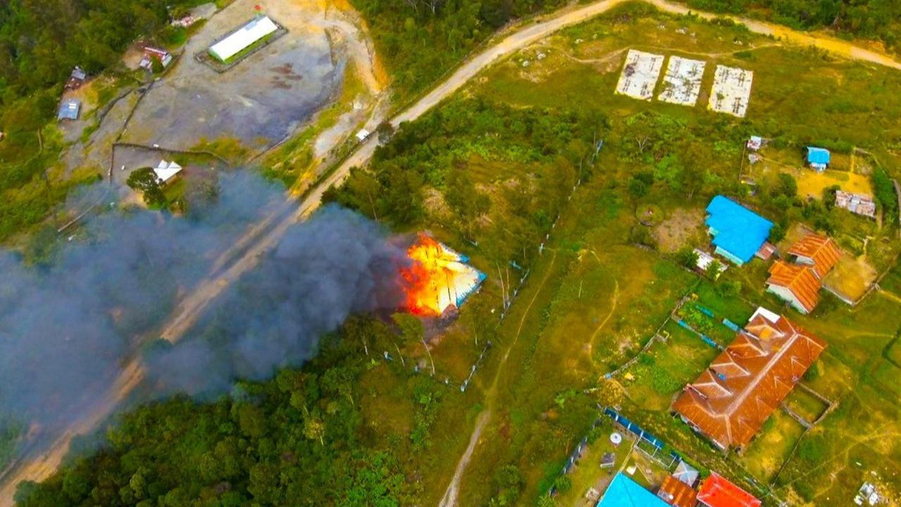 KKB menggali selebar 1,5 meter dengan kedalaman sekitar 2 meter. Tepatnya di jalan Kampung Mbomogo Intan Jaya.<br>