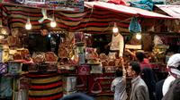 Sejumlah pedagang kurma menunggu pembeli di sebuah pasar di kota tua Sanaa, Yaman, Sabtu (11/5/2019). Kurma menjadi salah satu pilihan umat muslim sebagai menu buka puasa di bulan suci Ramadan. (Photo by Mohammed HUWAIS / AFP)