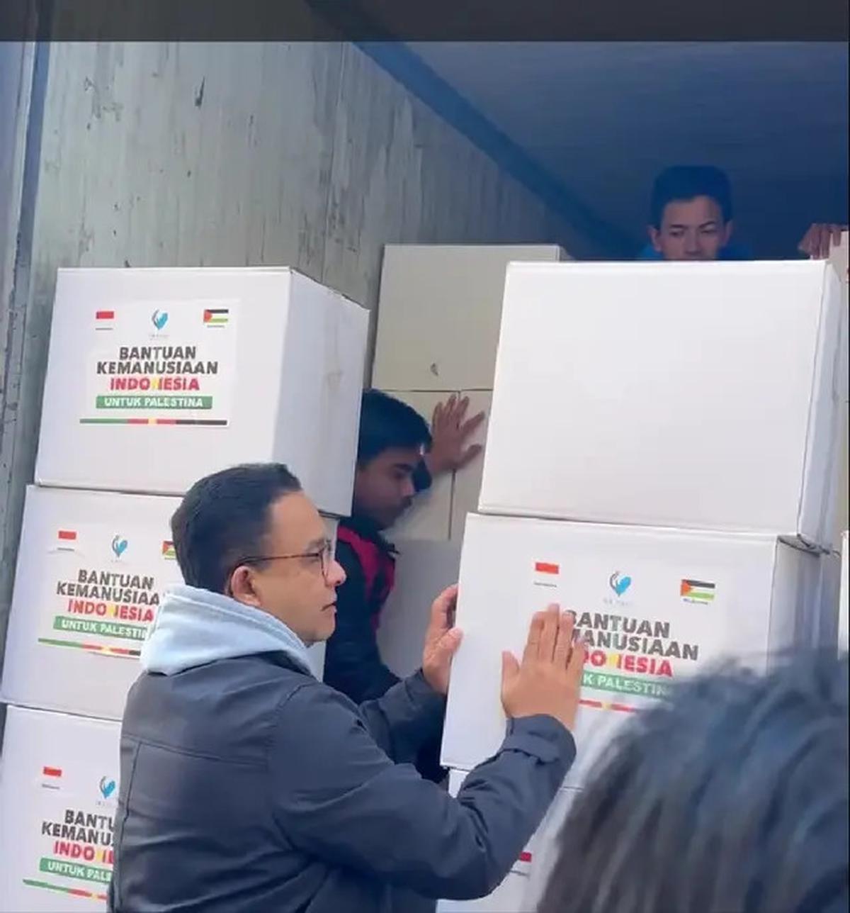 Anies Baswedan Ikut Bagikan Bantuan Kemanusiaan Langsung di Palestina Bareng Chiki Fawzi