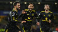 Pemain Manchester United Bruno Fernandes merayakan golnya dalam laga Premier League melawan Wolverhampton Wanderers di Molineux Stadium, Inggris, Selasa, 9 Desember 2025. (Foto AP/Dave Shopland)