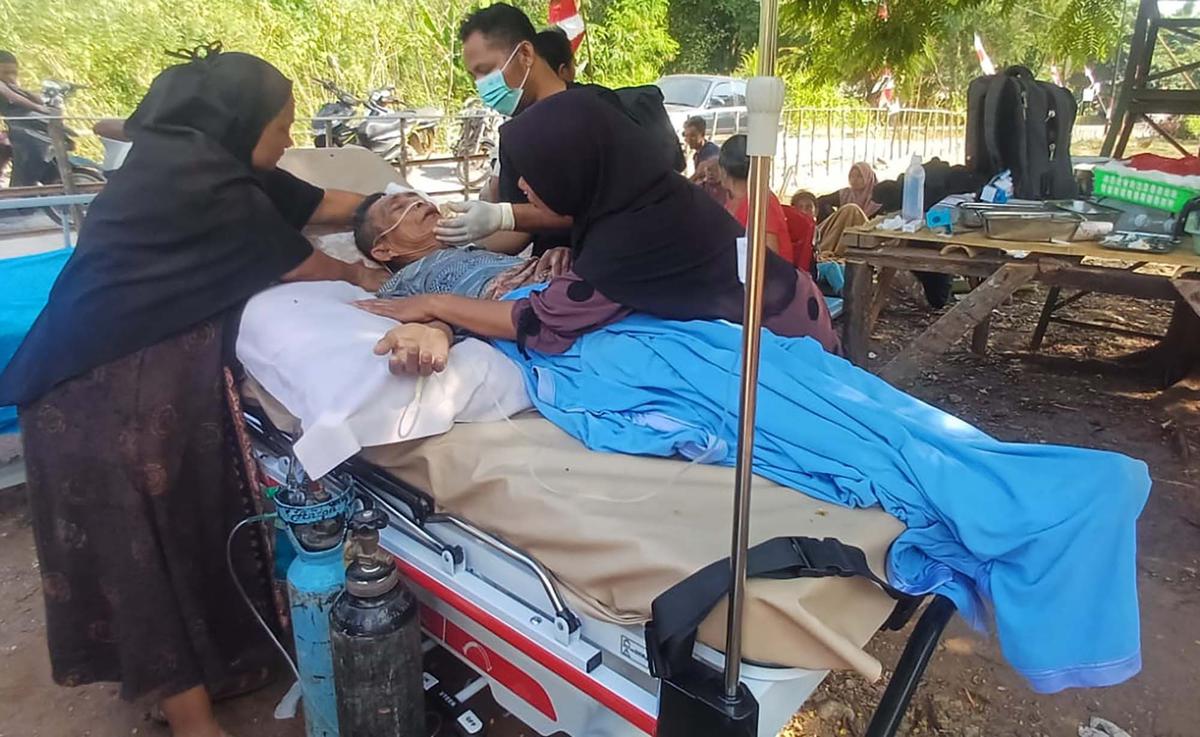Terdampak Gempa M 7,7 Pasien Rumah Sakit Dirawat di Tenda