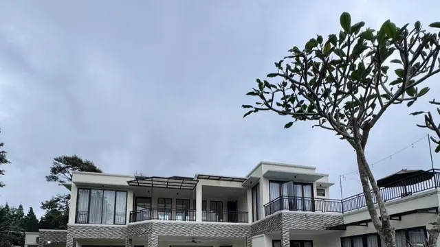 Andre Taulany Rapat Kerja Bersama Kru Taulany TV di Puncak Bogor (credit: https://www.instagram.com/andreastaulany/).