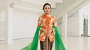 <p>Menyanyikan lagu Kebaya bersama 5 Wanita, Andien Aisyah kenakan kebaya Janggan bermotif bunga warna oranye. Dipadukan dengan kain Batik cokelat dan selendang berwarna hijau. Rambutnya pun ditata bergaya sanggul tekuk dengan tusuk konde di bagian samping. [@andienaisyah].</p>