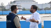 Presiden Joko Widodo berbincang dengan Gubernur DKI Jakarta saat meninjau lokasi sirkuit Formula E di Ancol, Jakarta, Senin (25/4/2022). Jokowi mengatakan pemerintah masih memiliki waktu hingga awal Juni untuk menyelesaikan trek balap mobil Formula E itu. (Foto: Rusman - Biro Pers Sekretariat Presiden)