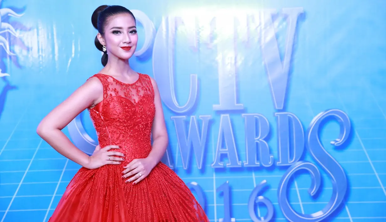 Pemeran Fita Anggriani hadir dengan gaun merah tanpa lengan. Penampilan istri dari Jamie Iqbal terlihat anggun. (Adrian Putra/Bintang.com)