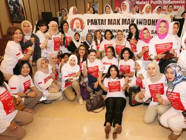 Kelompok emak-emak Melati Putih Indonesia foto bersama deklarasi dukungan Prabowo-Sandi pada Pilpres 2019 di Bambu Apus Raya, Jakarta, Jumat (14/9). Deklarasi dukungan digelar di kediaman Djoko Santoso. (Liputan6.com/Fery Pradolo)