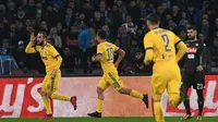 Gol Gonzalo Higuain membantu Juventus mengalahkan Napoli di San Paolo. (Ciro Fusco/ANSA via AP)