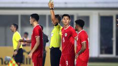 Pemain Timnas Indonesia, Malik Risaldi menunggu di pinggir lapangan saat menggantikan Marselino Ferdinan pada laga uji coba melawan Tanzania di Stadion Madya, Senayan, Jakarta, Minggu (02/06/2024). (Bola.com/Abdul Aziz)