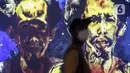 Pengunjung melihat karya proyeksi video mapping di pameran imersif Affandi: Alam, Ruang, Manusia di Galeri Nasional Indonesia, Jakarta, Rabu (28/10/2020). Pameran berlangsung hingga 25 November 2020. (Liputan6.com/Johan Tallo)