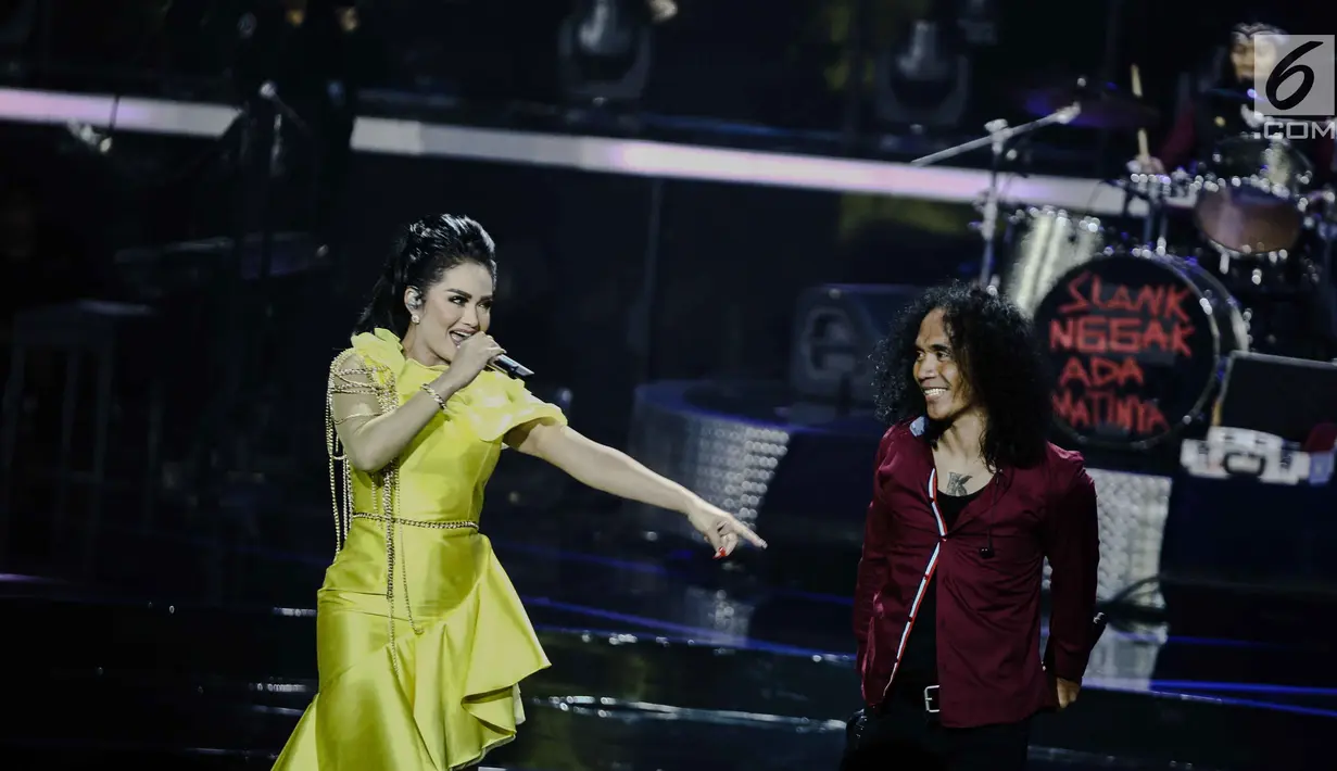 Vokalis grup band Slank, Kaka berduet dengan Diva Indonesia, Krisdayanti dalam konser Slank In Love di Jakarta, Selasa (27/2). Judul lagu Pandangan Pertama dibawakan Krisdayanti dan  Kaka dengan mesra. (Liputan6.com/Faizal Fanani)