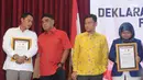 Perwakilan PDIP, Andreas Hugo Pariera (kedua kiri) berbincang usai menandatangani deklarasi Keterbukaan Informasi Peserta Pemilu 2019 di Jakarta, Selasa (22/5). Hal ini untuk mendukung Pemilu yang transparaan, akuntabel. (Liputan6.com/Helmi Fithriansyah)