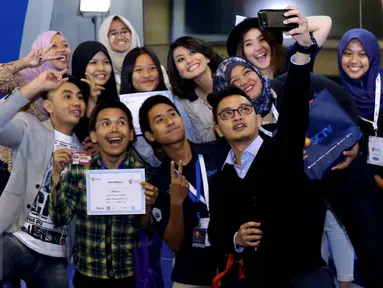 Para peserta yang mengikuti lomba produksi berita di booth EMTEK Group berfoto bersama anchor Liputan 6, Djati Darma (depan) saat Indonesia Broadcasting Expo (IBX) 2016 di Gedung Balai Kartini, Jakarta, Minggu (23/10). (Liputan6.com/Gempur M Surya)