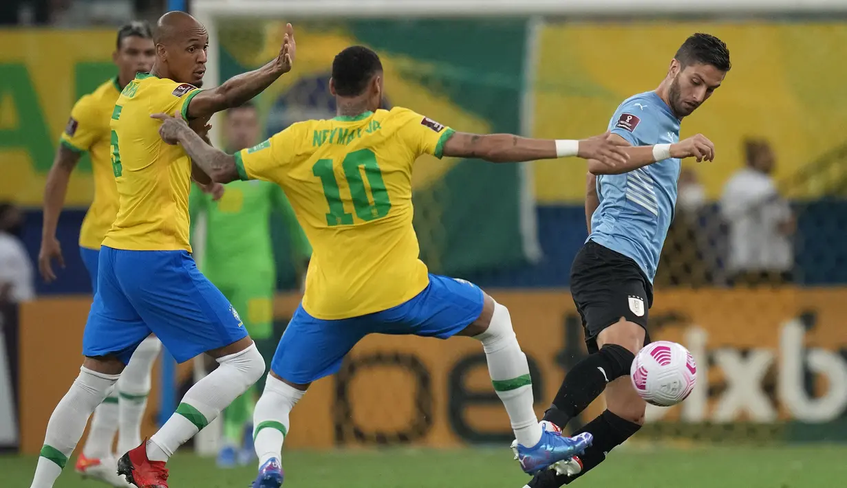 Uruguay memperoleh peluang memperkecil keduduan pada menit ke-36. Tembakan Rodrigo Bentancur (kanan) usai menusuk dari sisi kanan masih melebar dari tiang gawang Brasil yang dikawal Ederson. (AP/Andre Penner)