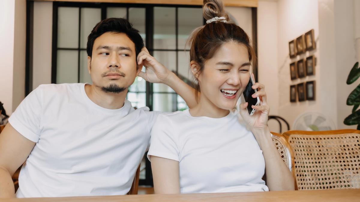 7 Zodiak yang Gampang Cemburu karena Terlalu Sayang