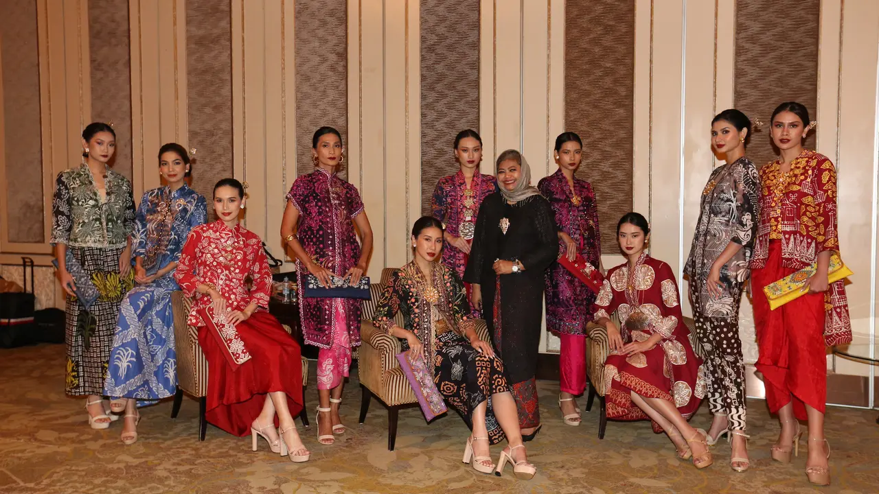Eksplorasi Kekayaan Flora Fauna Batik Karawang Lewat Koleksi Kebaya Meriah Rancangan Novita Yunus