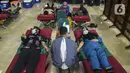 Pegawai mengikuti donor darah di Kompleks Parlemen, Senayan, Jakarta, Rabu (11/11/2020). Kegiatan donor darah merupakan agenda rutin DPR RI yang sempat terhenti akibat Covid-19. (Liputan6.com/Johan Tallo)