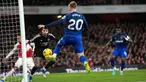 Pemain West Ham United Jarrod Bowen (tengah) menjaga bola tetap hidup saat melawan Arsenal pertandingan sepak bola Liga Inggris di Emirates Stadium, London, Inggris, Kamis (28/12/2023). (AP Photo/Alastair Grant)