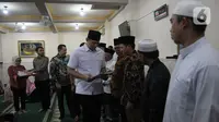 Menteri Agraria dan Tata Ruang/Kepala Badan Pertanahan Nasional, Agus Harimurti Yudhoyono (AHY) menyerahkan lima sertifikat waqaf masjid dan mushola di Masjid Sabilul Huda, Menteng Atas, Jakarta Selatan, Rabu (3/4/2024). (merdeka.com/Imam Buhori)