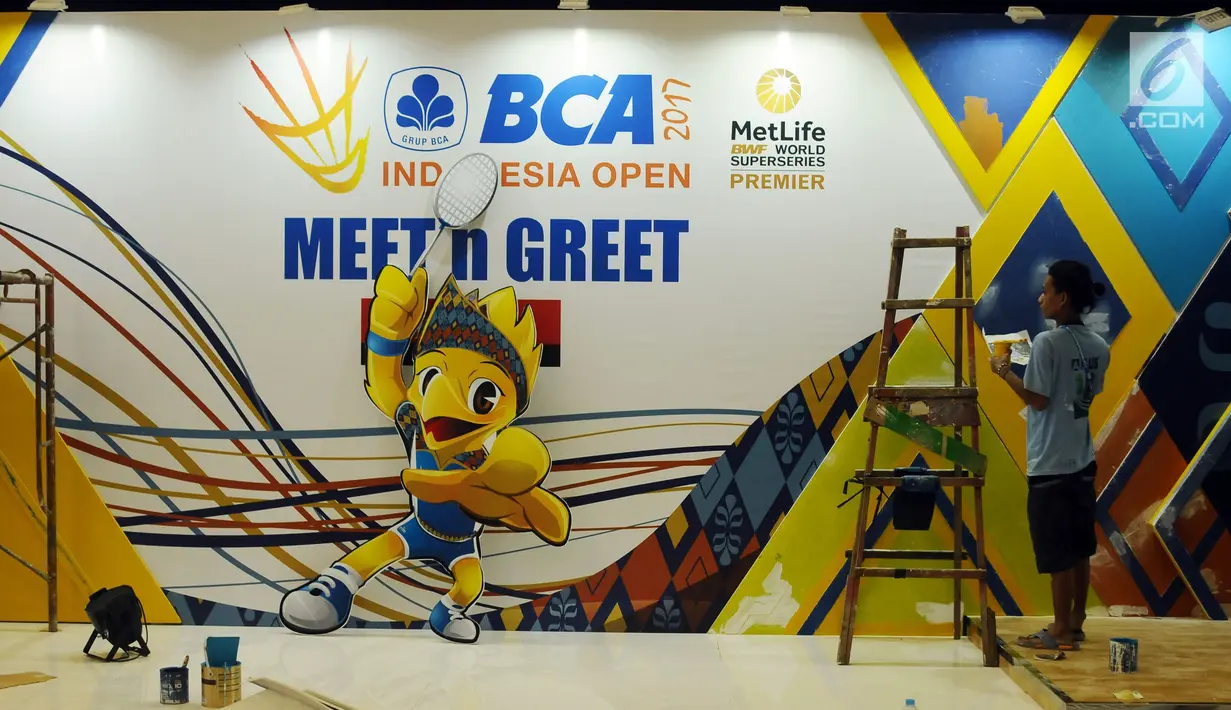 Pekerja bersiap menyelesaikan dekorasi stand Meet n Greet yang ada di area Indonesia Open 2017 di Jakarta Convention Centre, Senin (12/6). Indonesia Open 2017 berlangsung mulai hari ini (12/6) hingga Minggu (18/2). (Liputan6.com/Helmi Fithriansyah)
