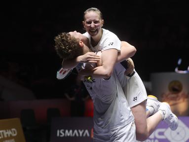 Ganda campuran Prancis, Thom Gicquel/Delphine Delrue, melakukan selebrasi setelah menaklukkan Thailand, Dechapol Puavaranukroh/Supissara Paewsampran pada laga final Indonesia Open 2025 di Istora Gelora Bung Karno, Senayan, Jakarta, Minggu (8/6/2025). Wakil Prancis itu menang dengan skor skor 21-16, 21-18. (Bola.com/M Iqbal Ichsan)