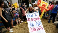 Sejumlah wanita mengadakan demonstrasi pesta pantai di luar kedutaan Prancis di London, Inggris, Kamis (25/8). Mereka memprotes larangan burkini (pakaian renang muslimah) yang diberlakukan di beberapa kota pesisir di Prancis. (REUTERS/Neil Hall)