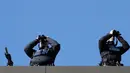 Penembak jitu berpatroli di atap pengadilan saat hari terakhir sidang terhadap Brenton Tarrant di Christchurch, Selandia Baru, Kamis (27/8/2020). Pelaku penembakan brutal di masjid-masjid di Christchurch itu dihukum seumur hidup tanpa pembebasan bersyarat. (AP Photo/Mark Baker)