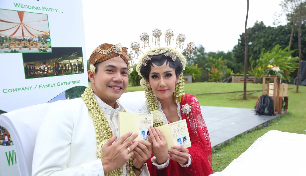 Kedua pasangan yang tengah berbahagia itu mengaku pertaka ketemu di lokasi syuting. Meski tidak pernah satu judul, namun keduanya sering bertemu di lokasi syuting. (Daniel Kampua/Bintang.com)