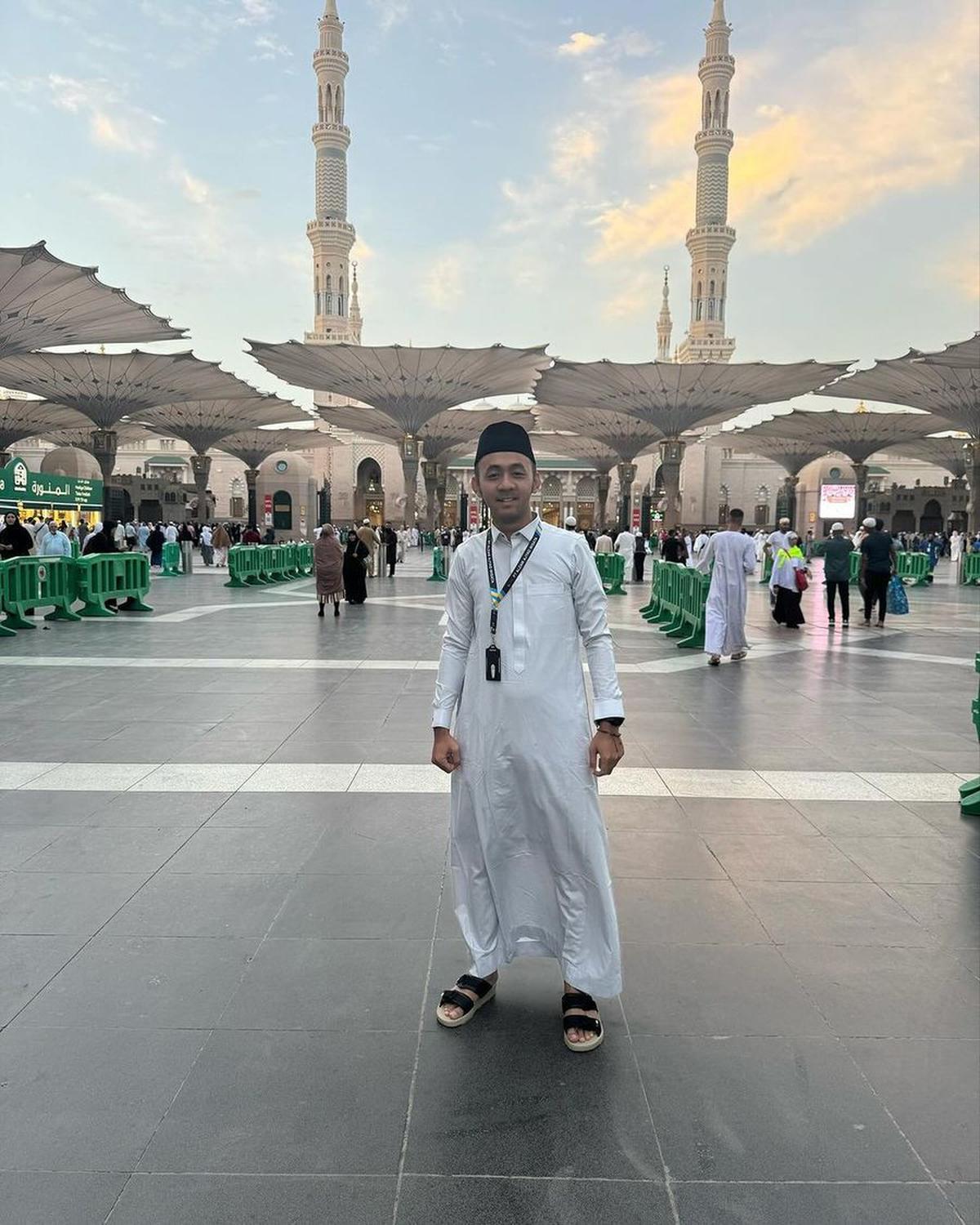 Pelantun lagu 'Cidro 2', Wandra Jalani Umrah