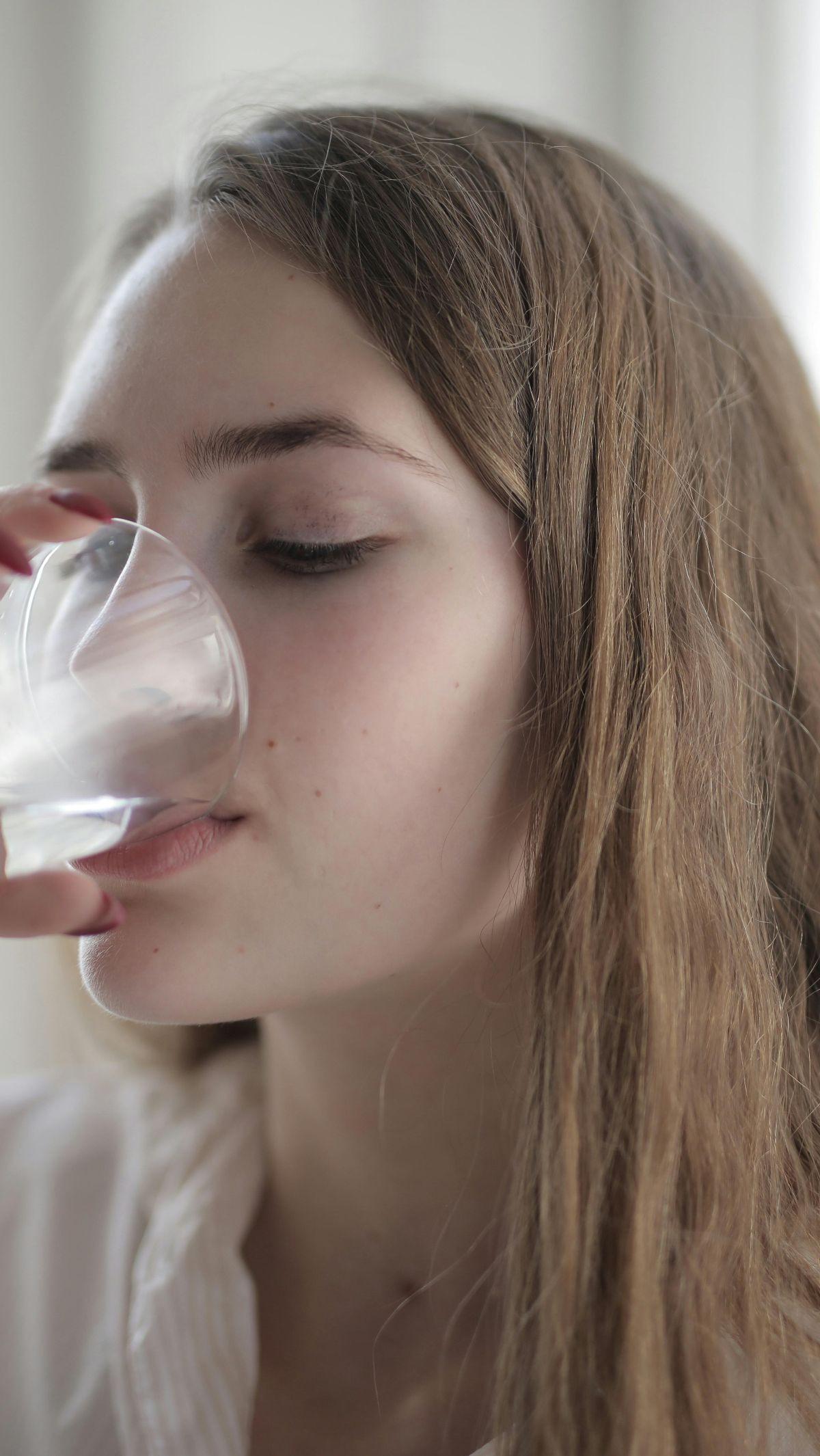 <b>4. Minum Air Putih</b><br>