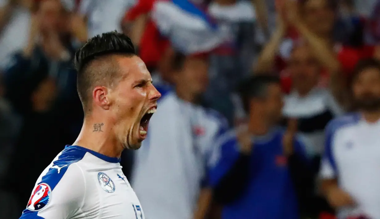 Ekspresi Marek Hamsik usai mencetak gol ke Gawang Rusia di Stade Pierre-Mauroy, Prancis (15/6). Slovakia berhasil menang tipis 2-1 dalam laga lanjutan Piala Eropa 2016 Grup B kontra Rusia. (Reuters/ Christian Hartmann)