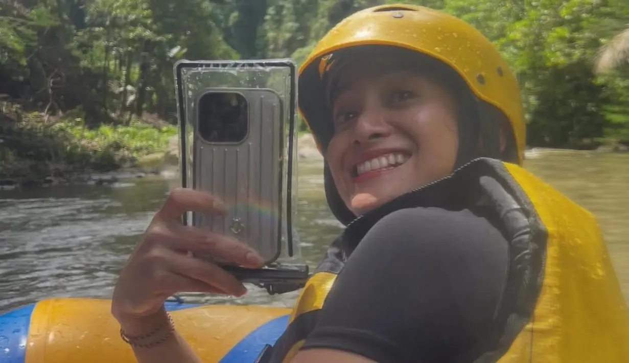 Acha juga mencoba Rafting di Ubud, ia mengenakan helm kuning senada dengan pelampungnya. Acha tanpa mengenakan t shirt hitam. Wajahnya polos tanpa makeup .[@septriasaacha]