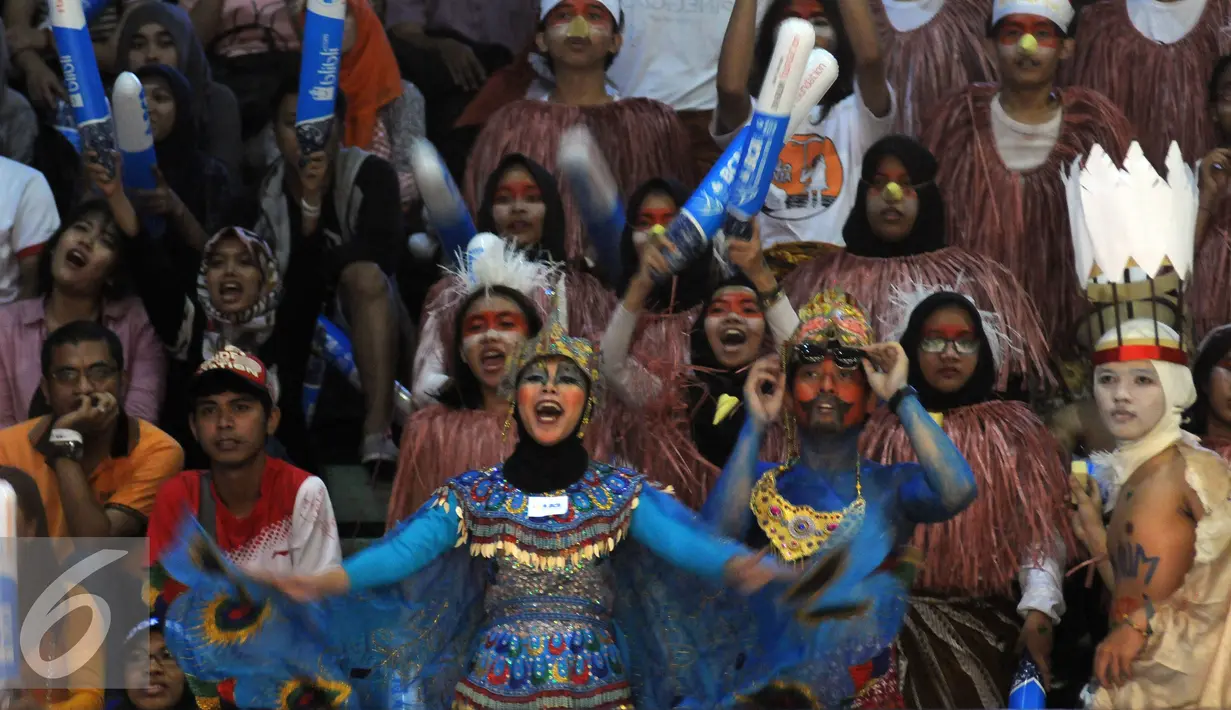 Suporter tim bulutangkis Indonesia berpakaian unik saat menyaksikan laga BCA Indonesia Open 2016 di Istora Senayan Jakarta, Rabu (1/6/2016). BCA Indonesia Open 2016 akan berlangsung hingga Minggu (5/6). (Liputan6.com/Helmi Fithriansyah)