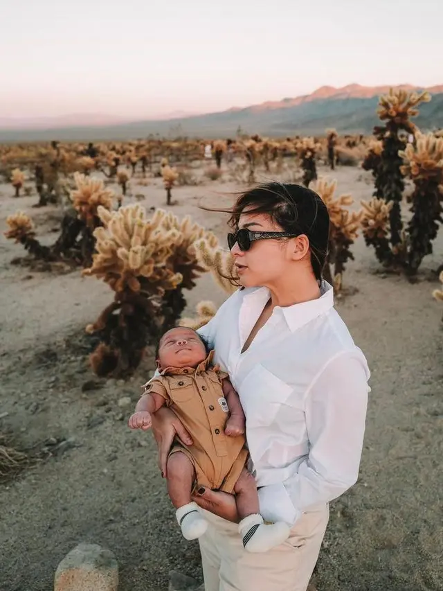 10 Gaya Kasual Nikita Willy Jalan-jalan di California, Tetap Stylish Sambil Momong Baby Izz