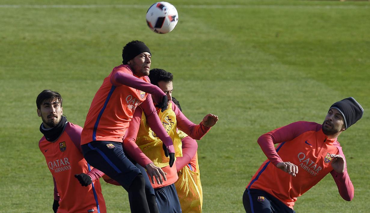 Penyerang Barcelona, Neymar, berusaha menyundul bola saat mengikuti sesi latihan perdana tahun 2017. Pada tahun ini Barca berupaya untuk mengejar Real Madrid di puncak klasemen Liga Spanyol. (AFP/Lluis Gene)