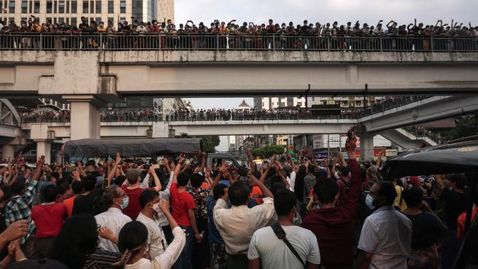 Para pengunjuk rasa turun ke jalan saat demonstrasi menentang kudeta militer di Yangon, Myanmar pada Sabtu (6/2/2021). Mereka menyerukan pembebasan pemimpin sipil terpilih, Aung San Suu Kyi, beserta para politikus lainnya yang telah ditahan sejak kudeta pada hari Senin. (STR / AFP)