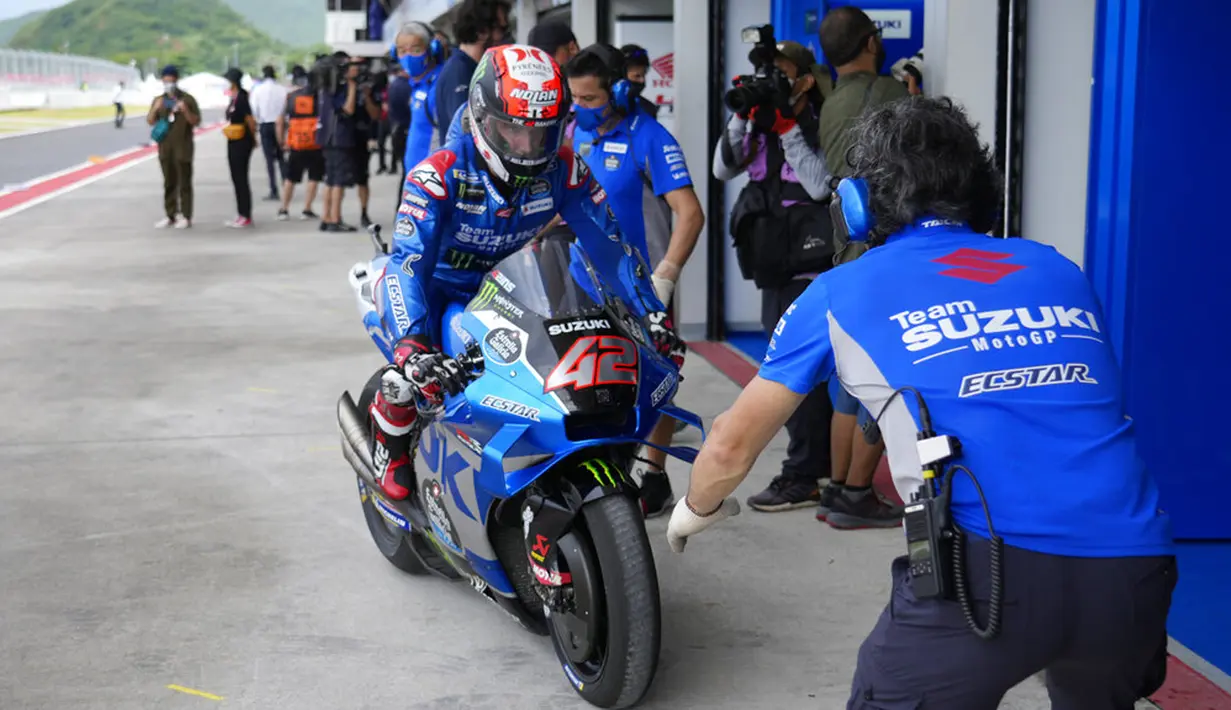 Pembalap SUZUKI ECSTAR asal Spanyol Alex Rins tiba di garasi saat latihan bebas pertama di Pertamina Mandalika International Street Circuit, Mandalika, Lombok Tengah, Nusa Tenggara Barat, Jumat (18/3/2022). (AP Photo/Achmad Ibrahim)