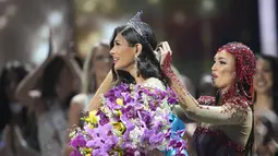 Mahkota Miss Universe pun diberikan pemenang di tahun lalu, R'Bonney Gabriel dari Amerika Serikat dan dipakaikan ke kepala Miss Nicaragua. (AP Photo/Moises Castillo)